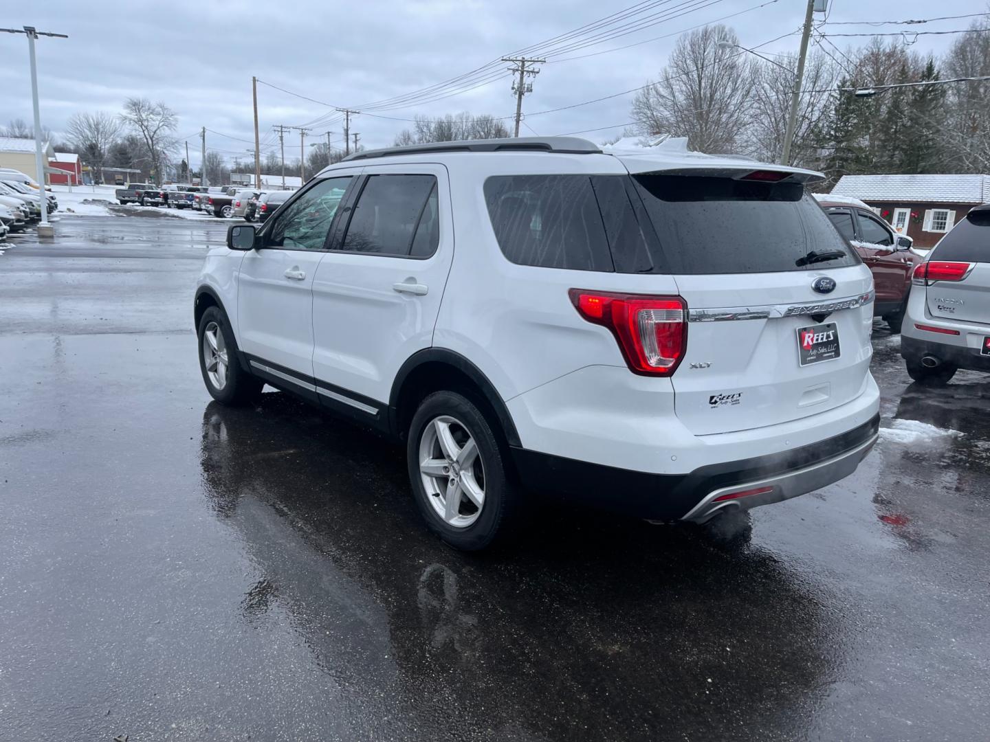 2017 White /Black Ford Explorer XLT 4WD (1FM5K8DH4HG) with an 2.3L I4 DOHC 16V Turbo engine, 6A transmission, located at 547 E. Main St., Orwell, OH, 44076, (440) 437-5893, 41.535435, -80.847855 - Photo#11